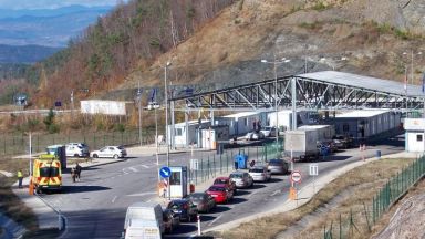 Гранични полицаи задържаха незаконни имигранти укрити в камион с румънска
