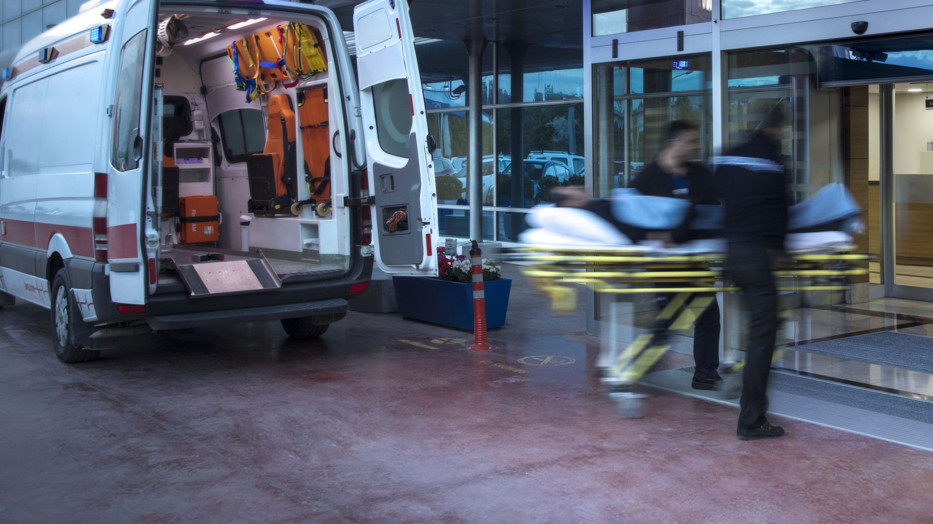 Придружители на спешни пациенти да не бъдат допускани в линейките