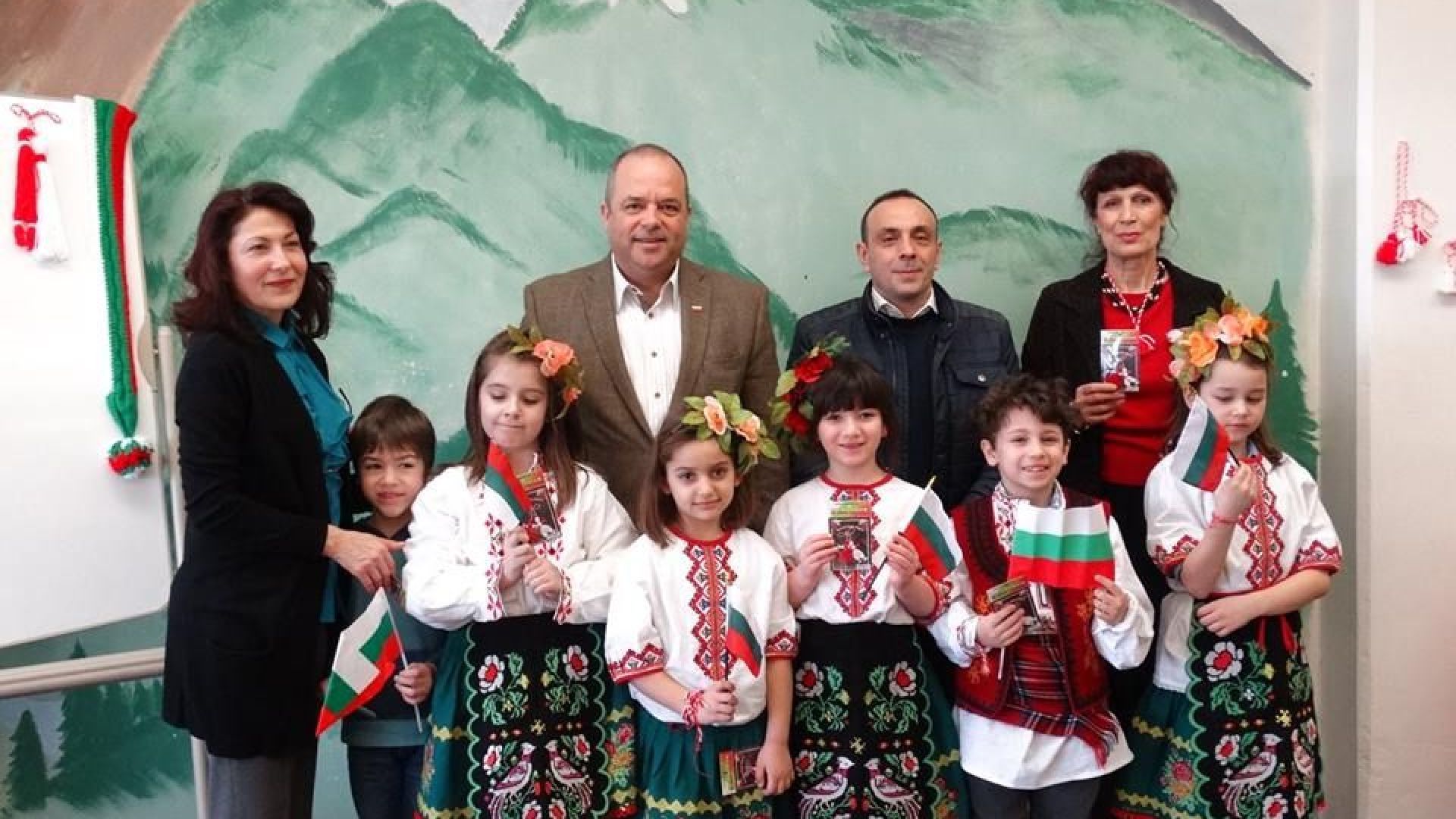 Лили Паслиева (вдясно) с децата от училище БУЦ "Знание" и Генералния консул на Република България в Чикаго - Иван Анчев (вляво)