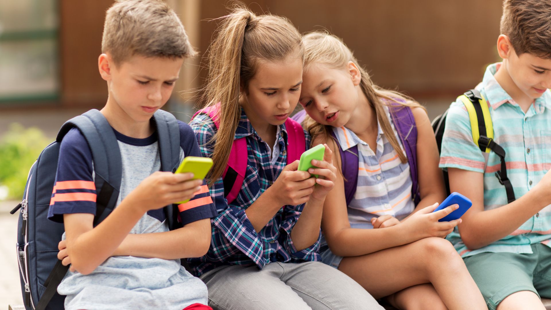 Половината британци искат забрана на смартфоните в училище