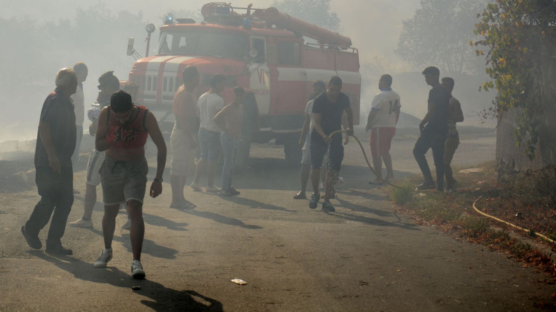 Голям пожар гори над град Котел Огънят е далече от