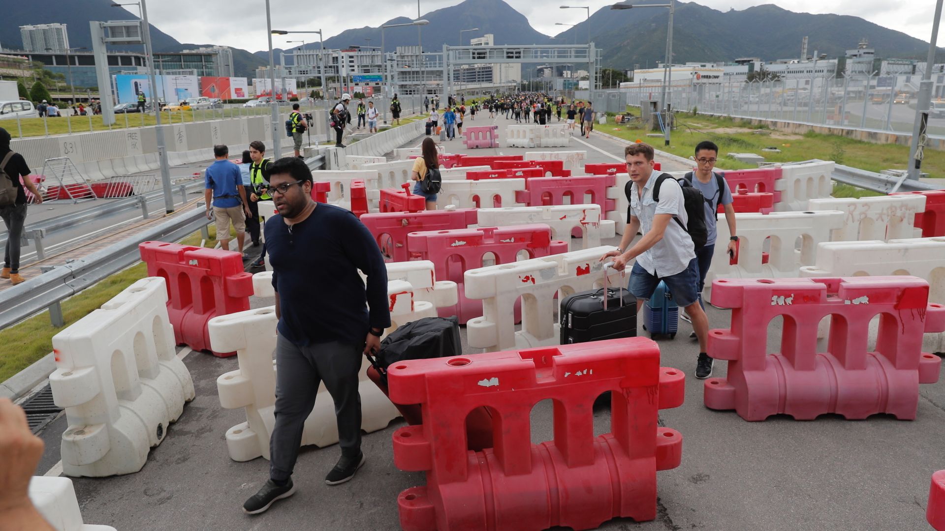 Протестиращите в Хонконг планират днес да прекъснат пътищата към международното
