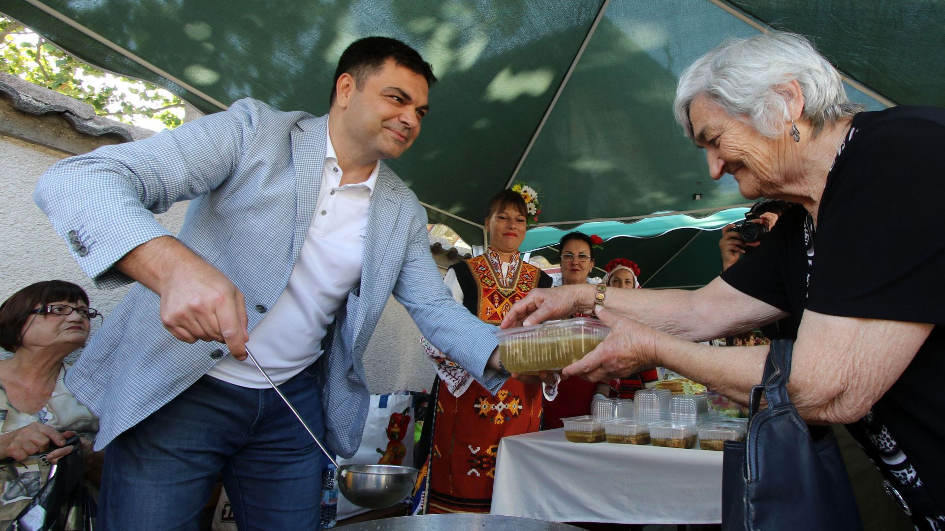 Кметът на Димитровград раздаде курбан за здраве (снимки)