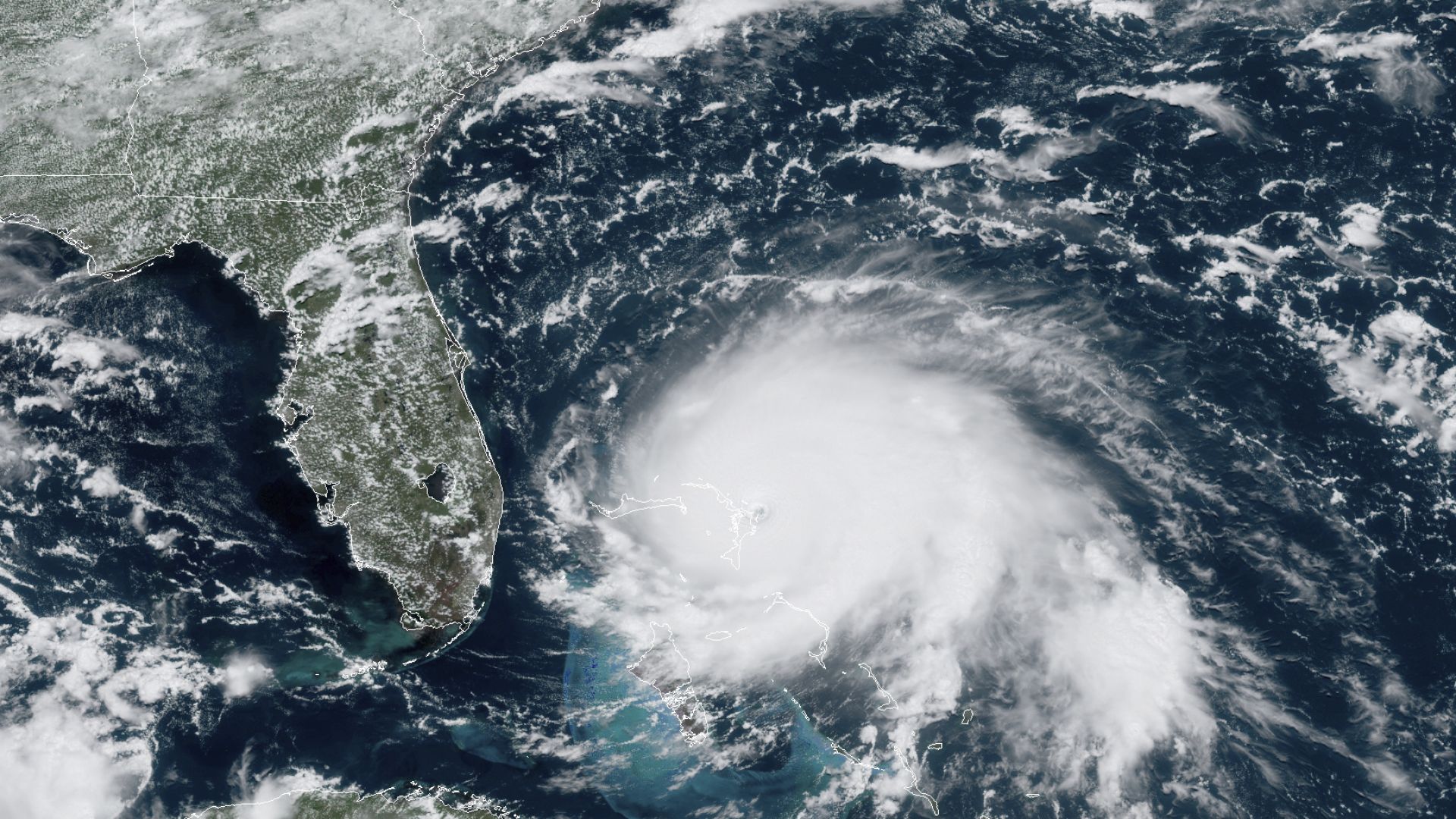 Националният център по ураганите на САЩ заяви че ураганът Дориан