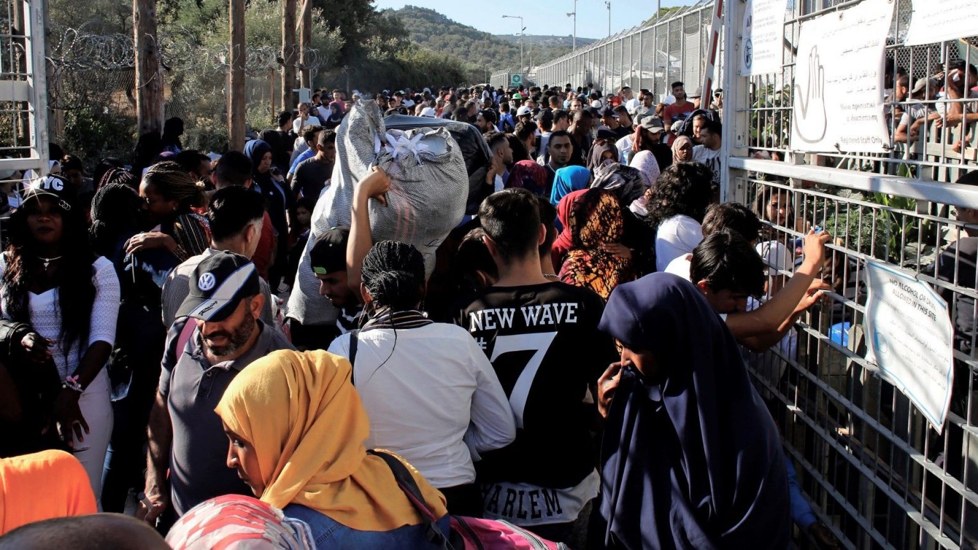 На гръцкия остров Лесбос бежанците от препълнения лагер Мория се