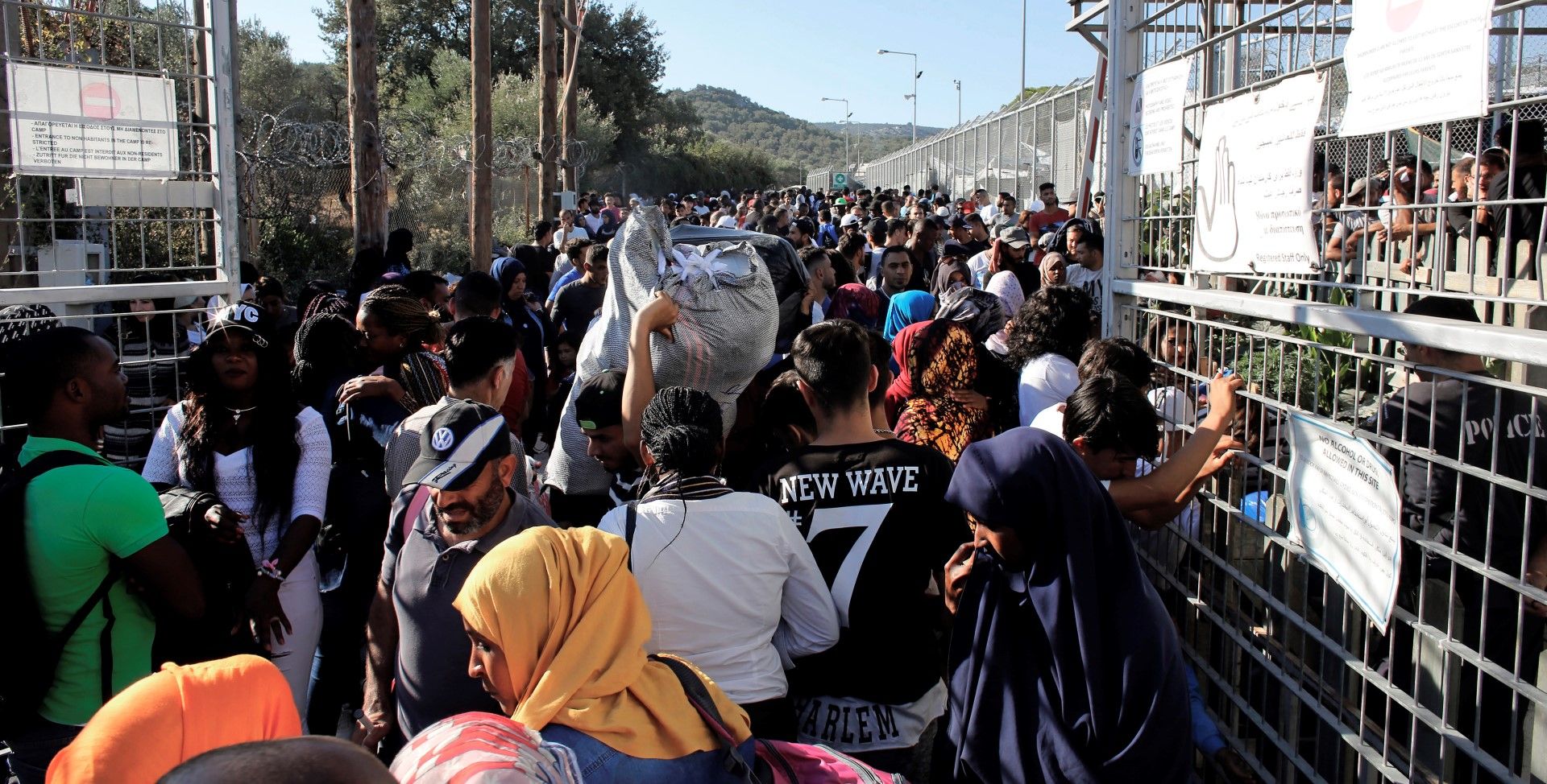 Мигранти в лагера Мория на остров Лесбос, Гърция Мигранти в лагера Мория на остров Лесбос, Гърция 