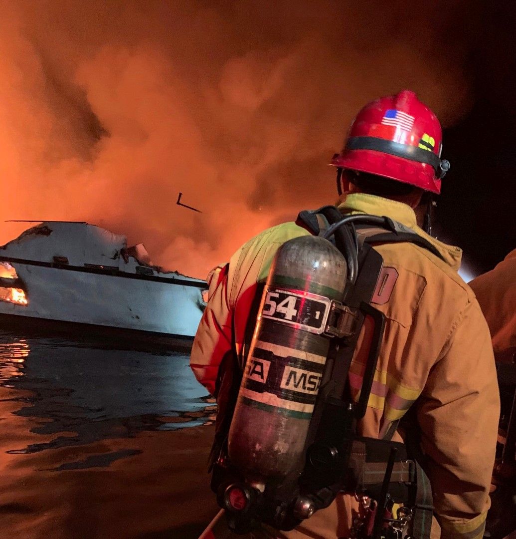  Огънят непрекъснато се разпалва, избавителните екипи не могат да стигнат до лодката 
