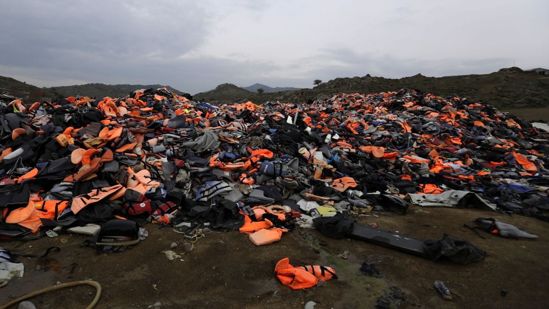Започна прехвърляне на близо 1500 бежанци от гръцкия остров Лесбос към континента