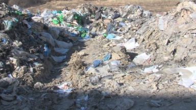 Обявиха за издирване собственика на боклука край АМ "Струма"