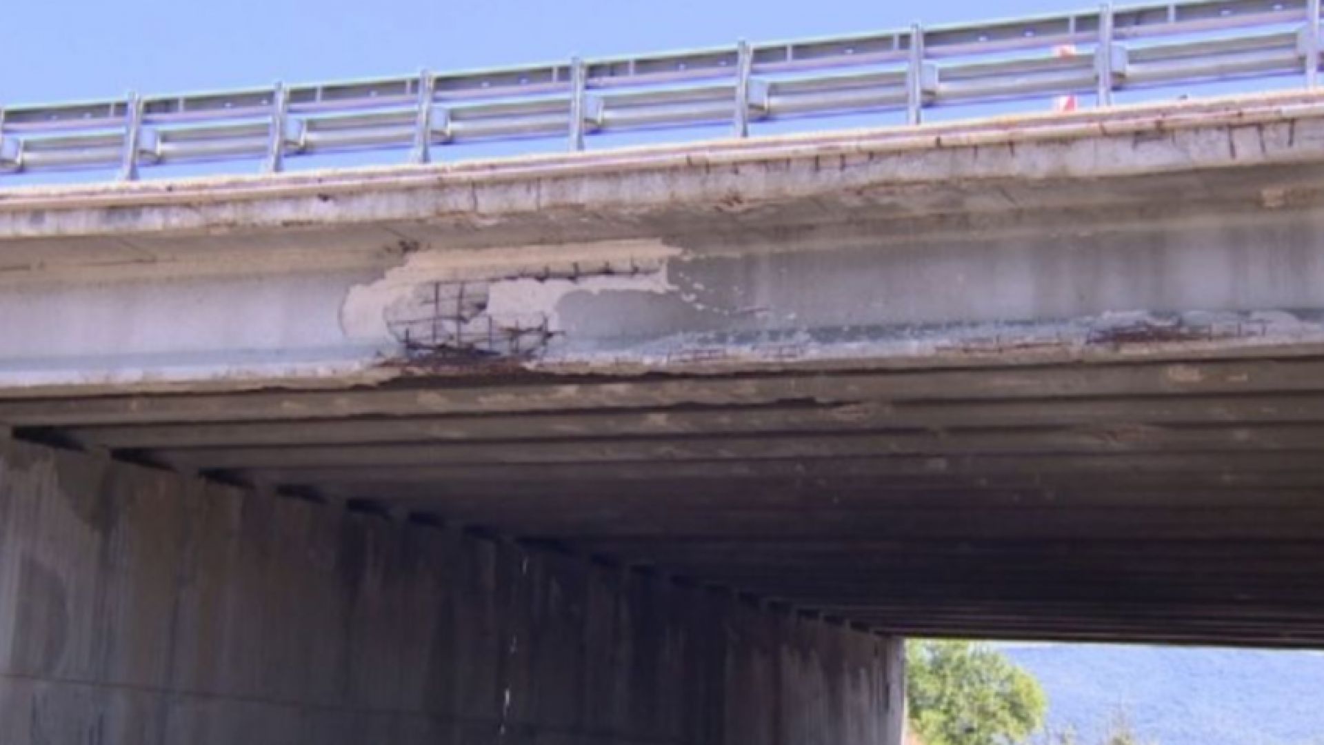 Виж още Изсипват нови отпадъци под Струма докато извозват останалите