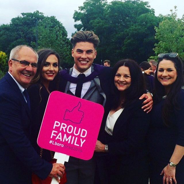 Джош Бейтсън със семейството си в деня на своето дипломиране
