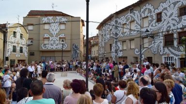 Майстори на уличния арт "облякоха в дантели" испанско градче