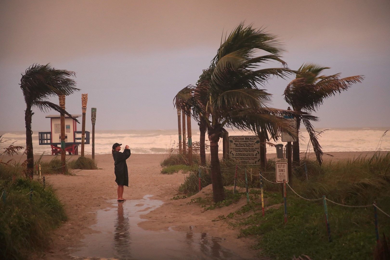 Жена снима на плажа Какао бийч, Флорида, настъпването на урагана Дориан