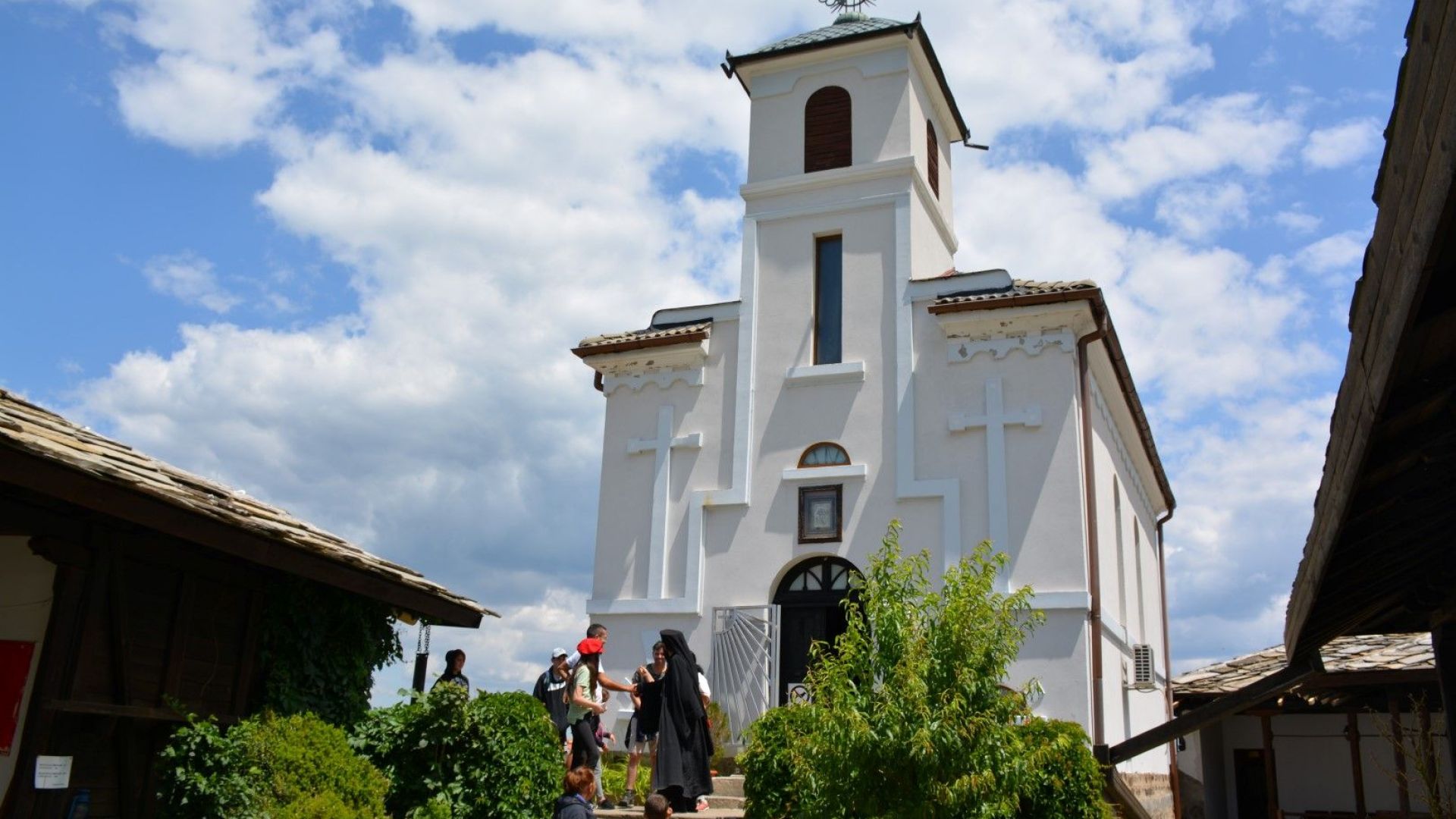 Издигнат на 870 метра надморска височина под връх Камен Лисец