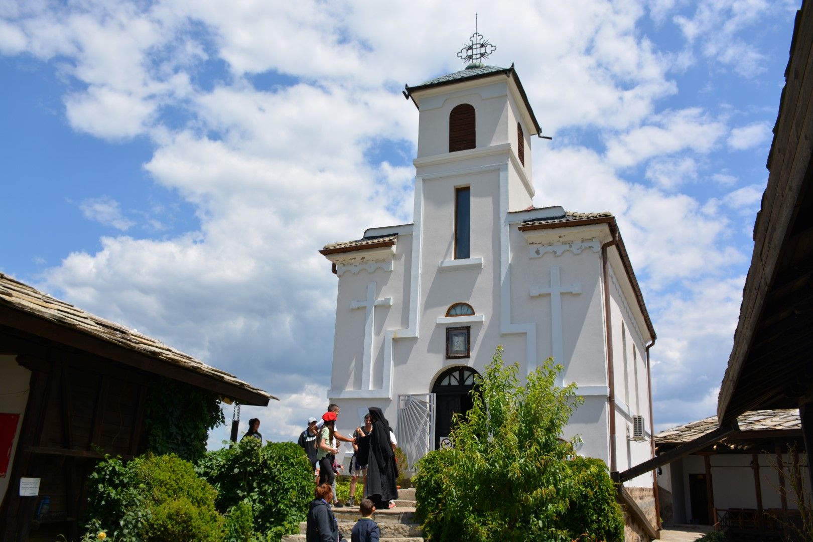 Гложенският манастир е издигнат на 870 метра надморска височина, под връх Камен Лисец в Западния Предбалкан