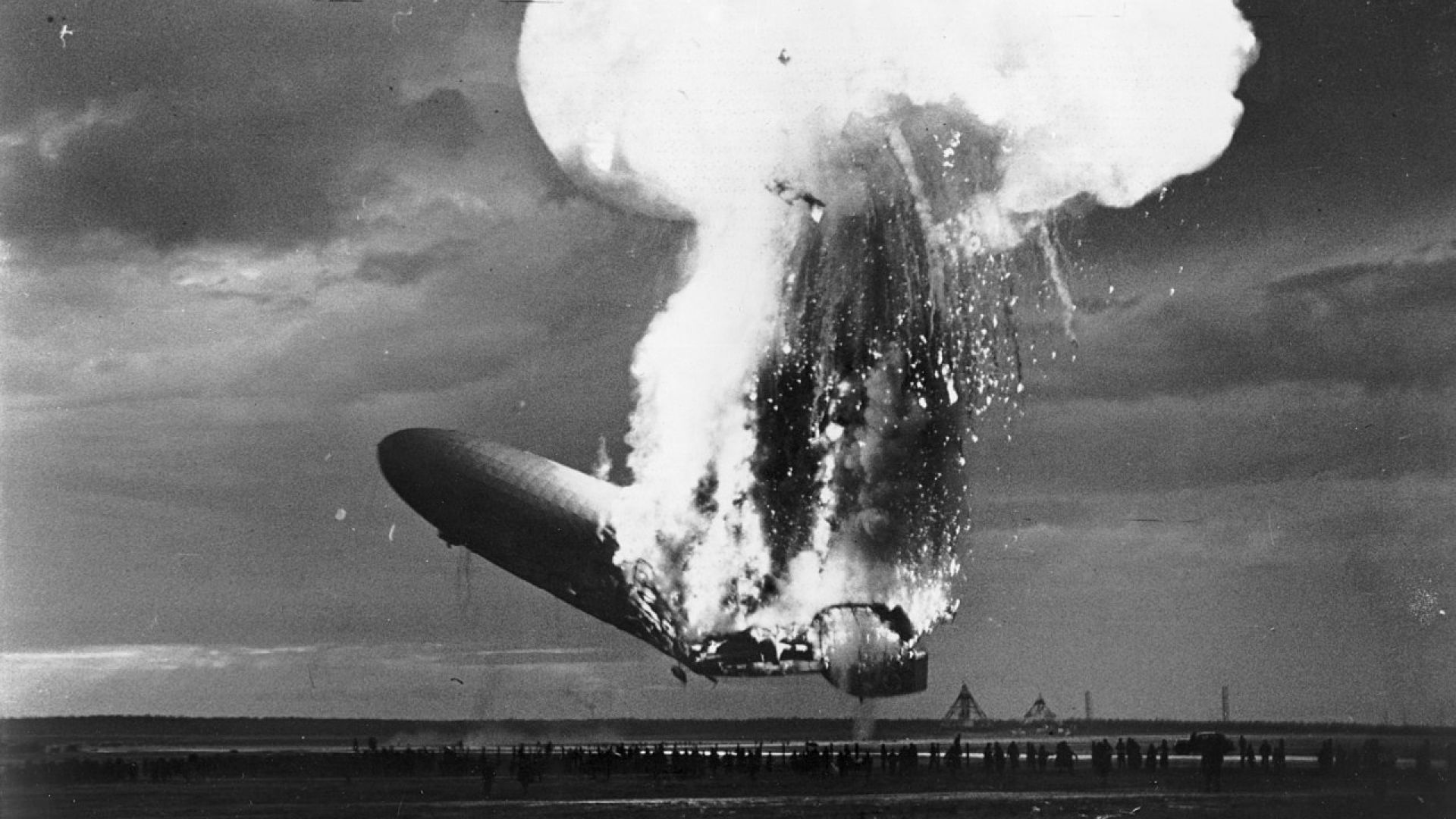 "Хинденбург" избухва малко преди да се приземи в САЩ