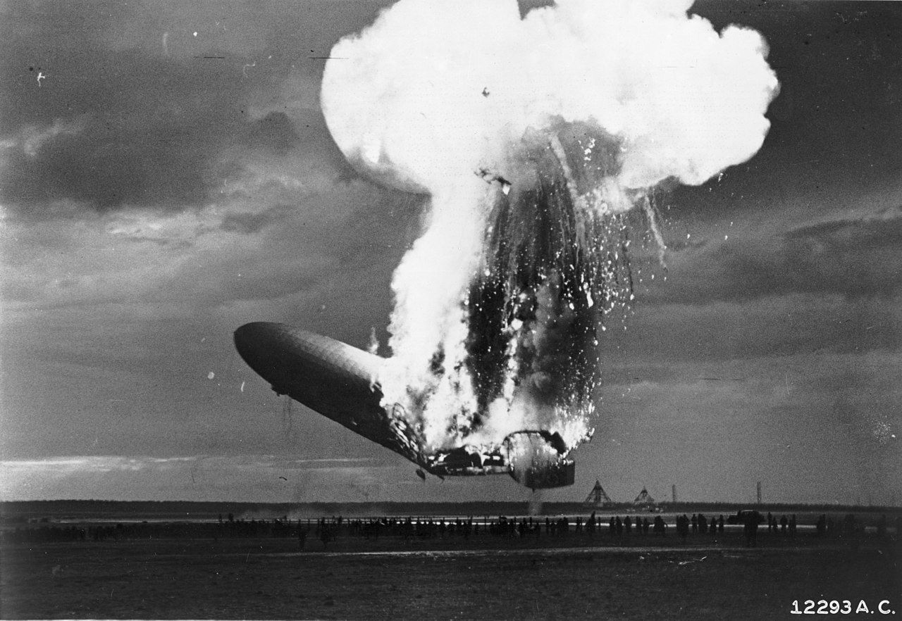 "Хинденбург" избухва малко преди да се приземи в САЩ