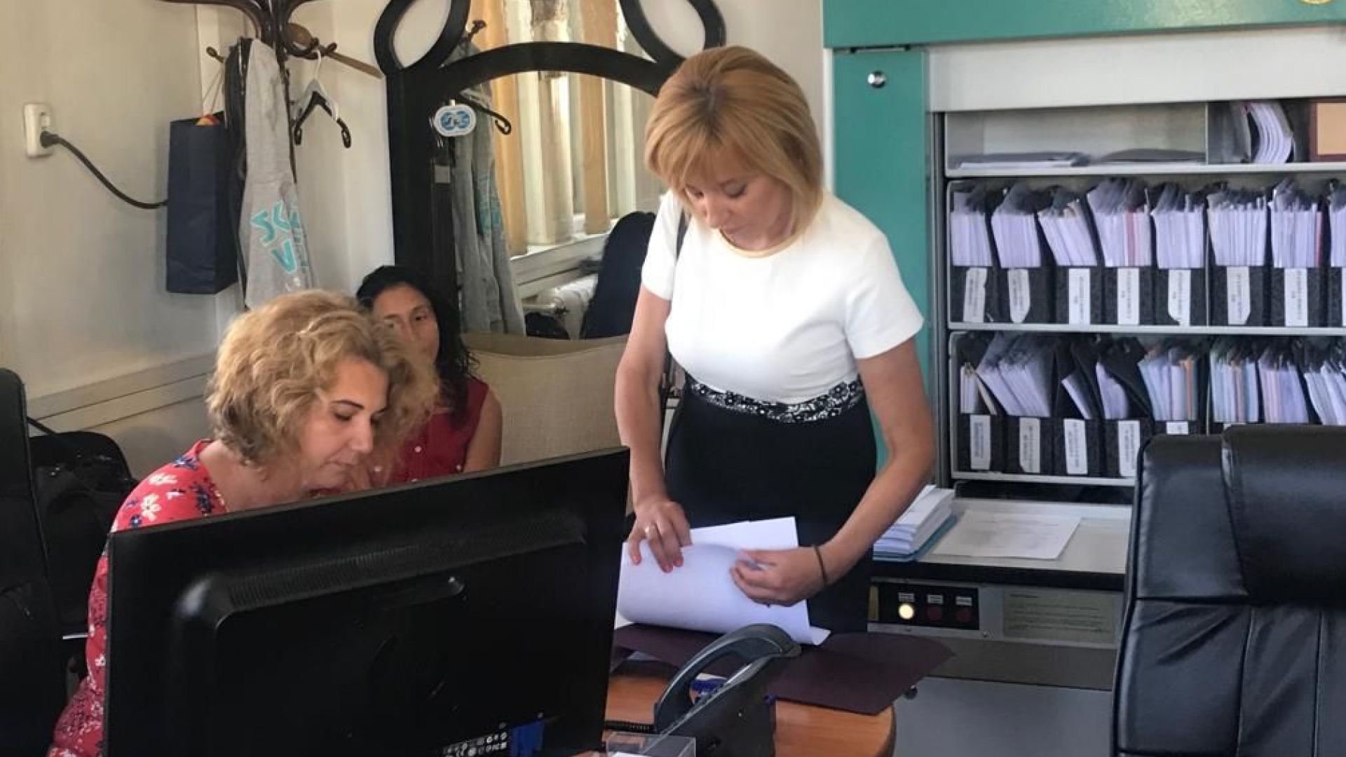 Мая Манолова депозира оставката си като омбудсман в деловодството на