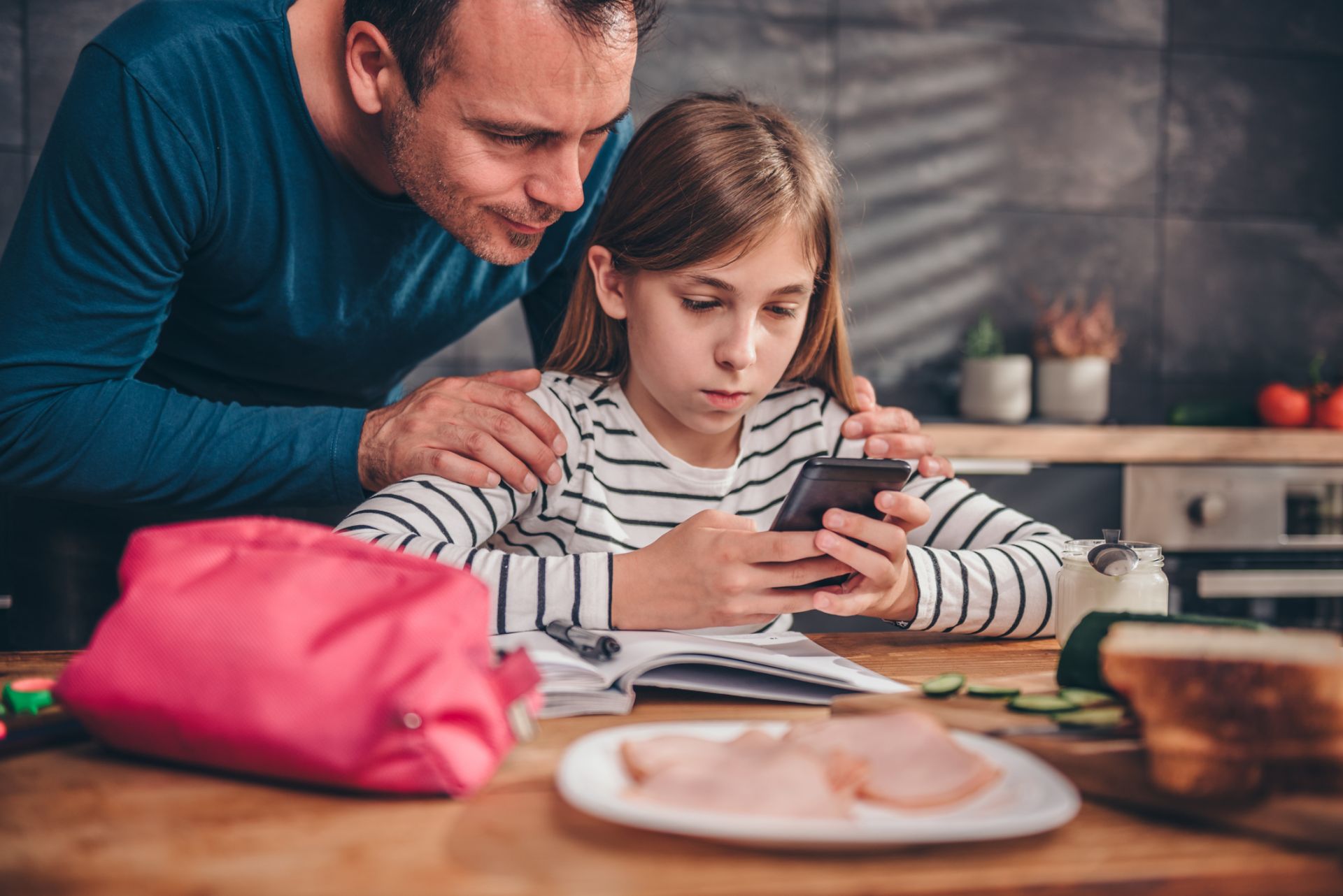 Прекарвайте повече време с децата си - дори и те да са пред смартфона или компютъра