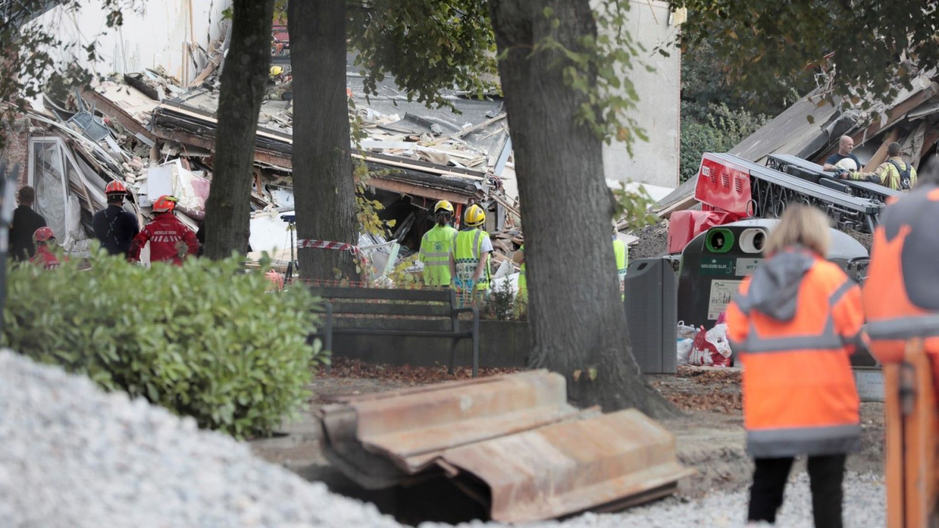 Няколко души пострадаха а други бяха блокирани днес след взрив