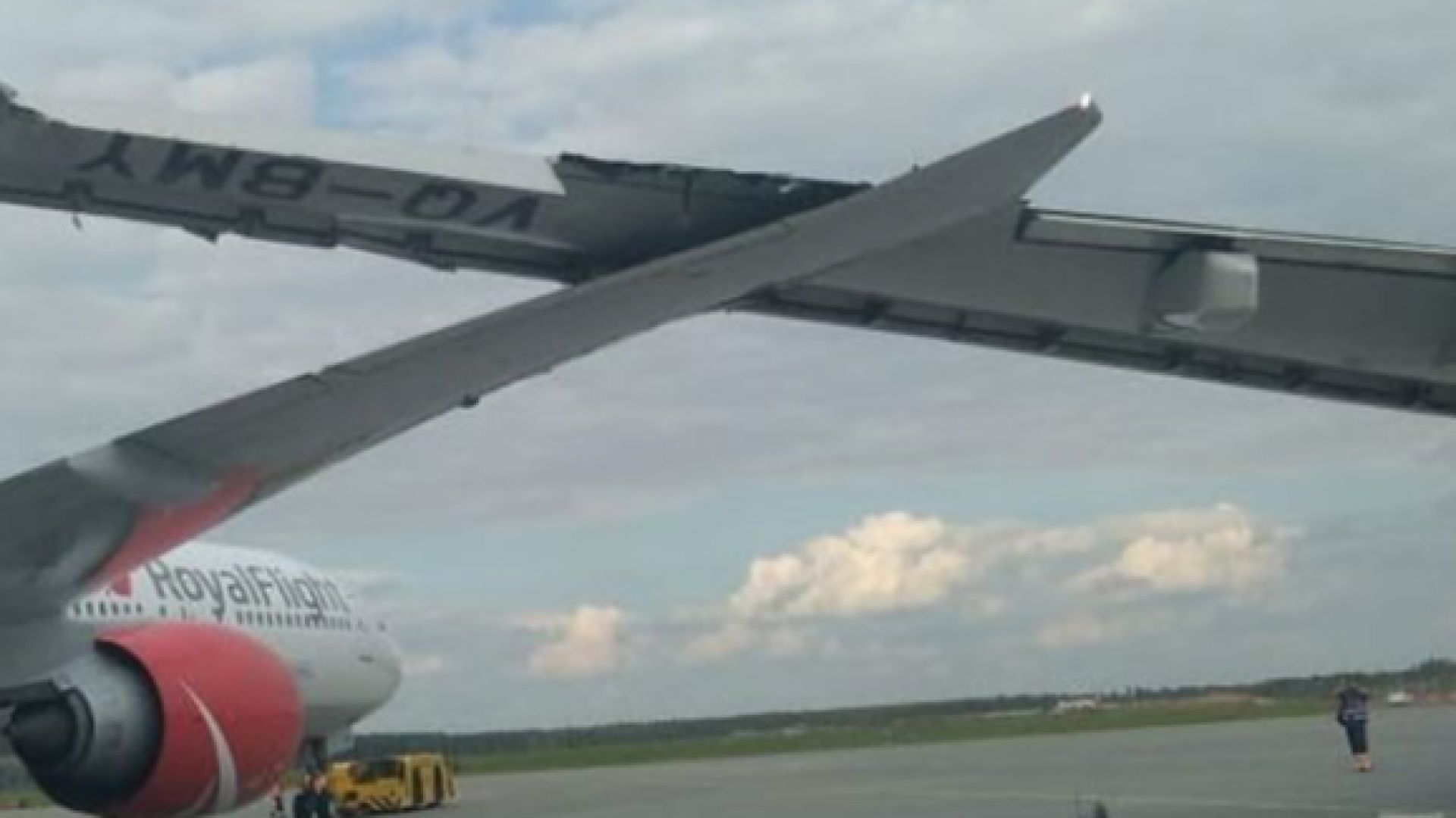 Самолети на авиокомпаниите Аерофлот и Роял Флайт са сблъскали крилата