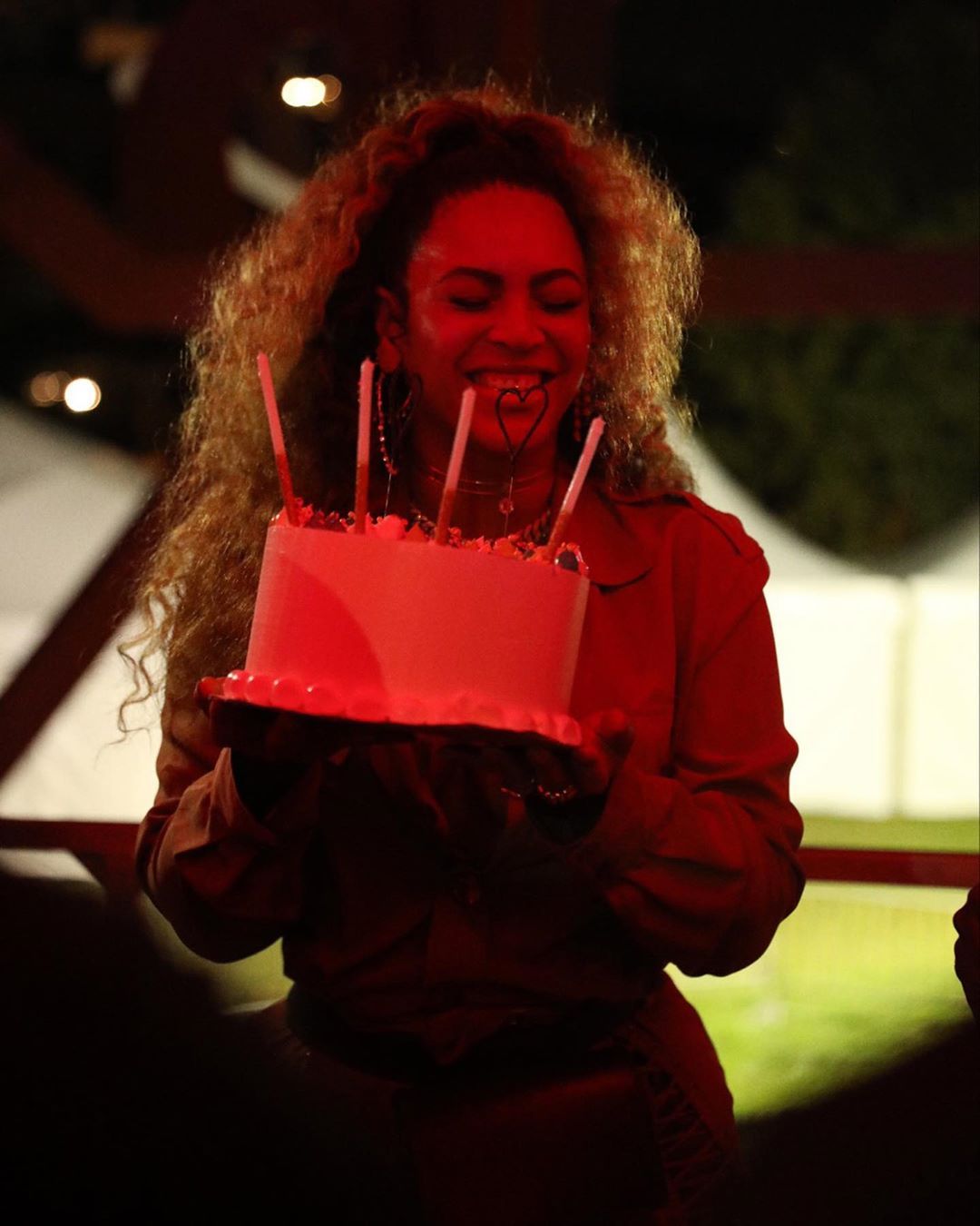 Ден преди личния ѝ празник, Джей Зи и близки приятели изненадаха Бионсе с торта по случай рождения ѝ ден зад кулисите на музикалния фестивал "Made in America". 