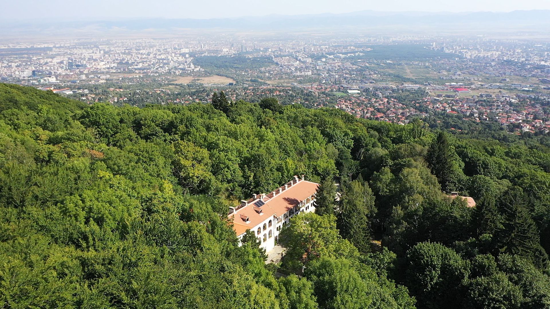 Драгалевският манастир се намира само на 11 км от центъра на София на 