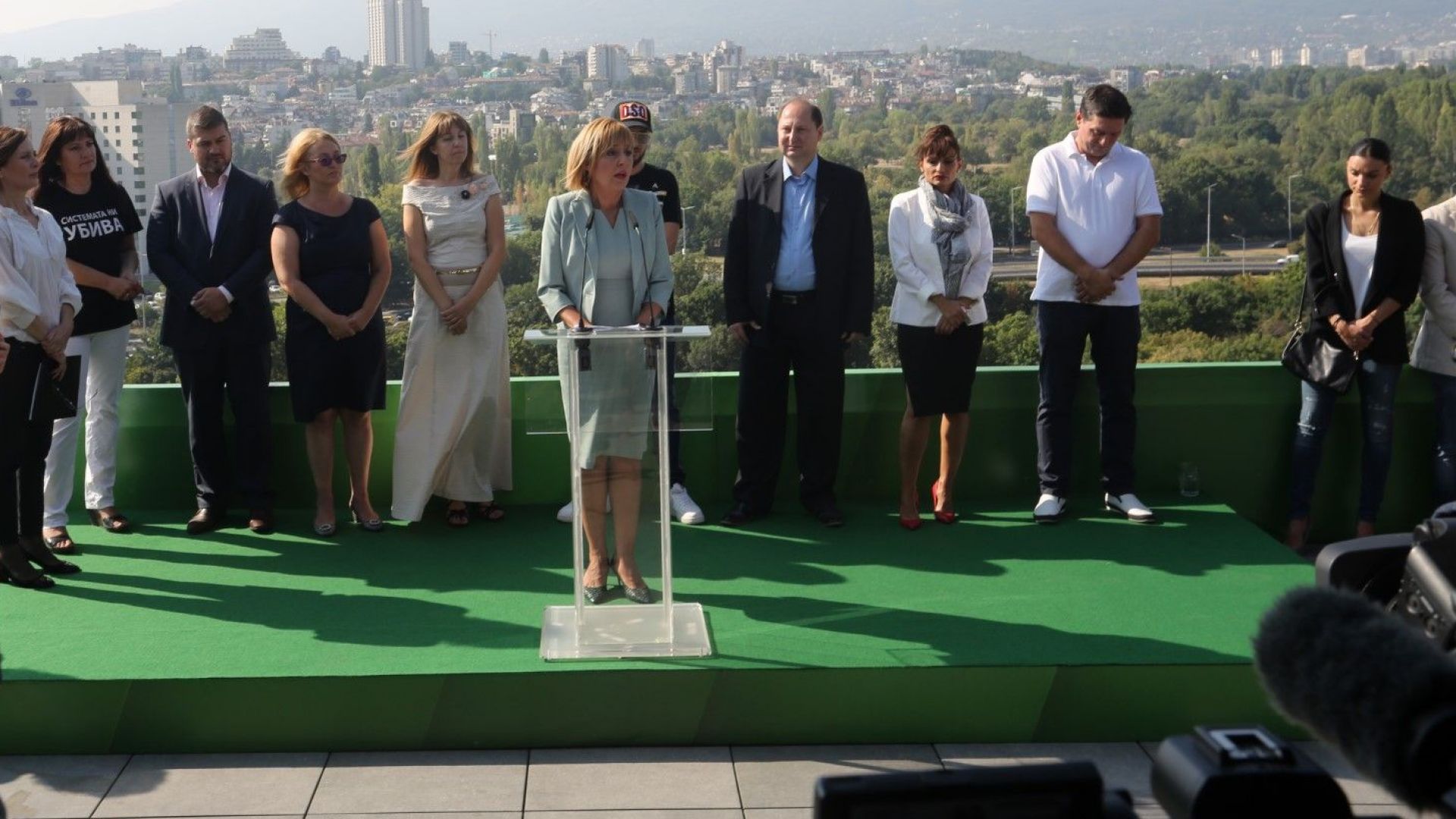 Мая Манолова представи днес в НДК Инициативния комитет който я