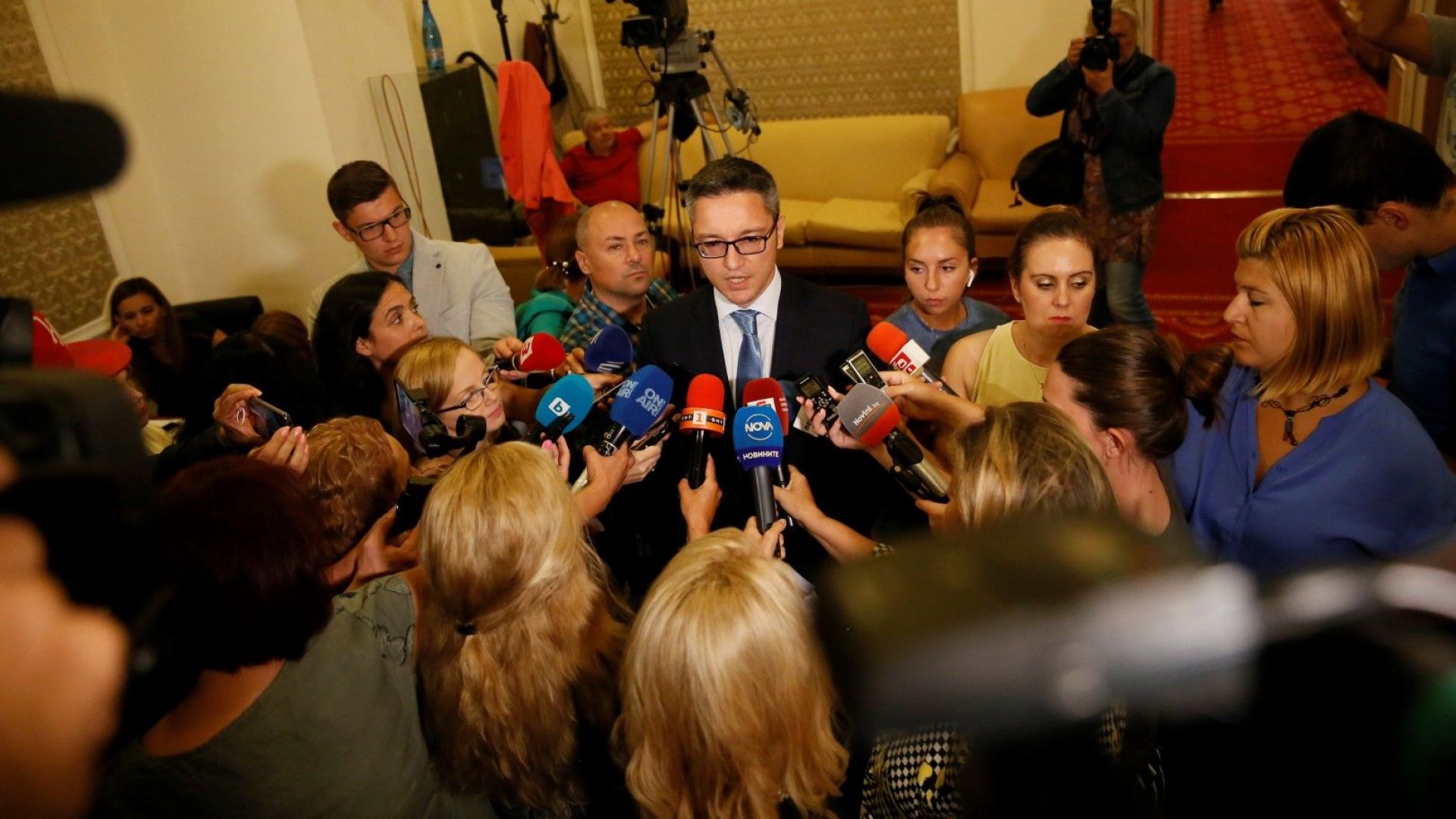 Призоваваме правителството да спре с импровизациите във външната политика на