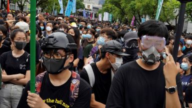 Хонконг отстъпи пред демонстрантите, но лавината от протести няма да спре
