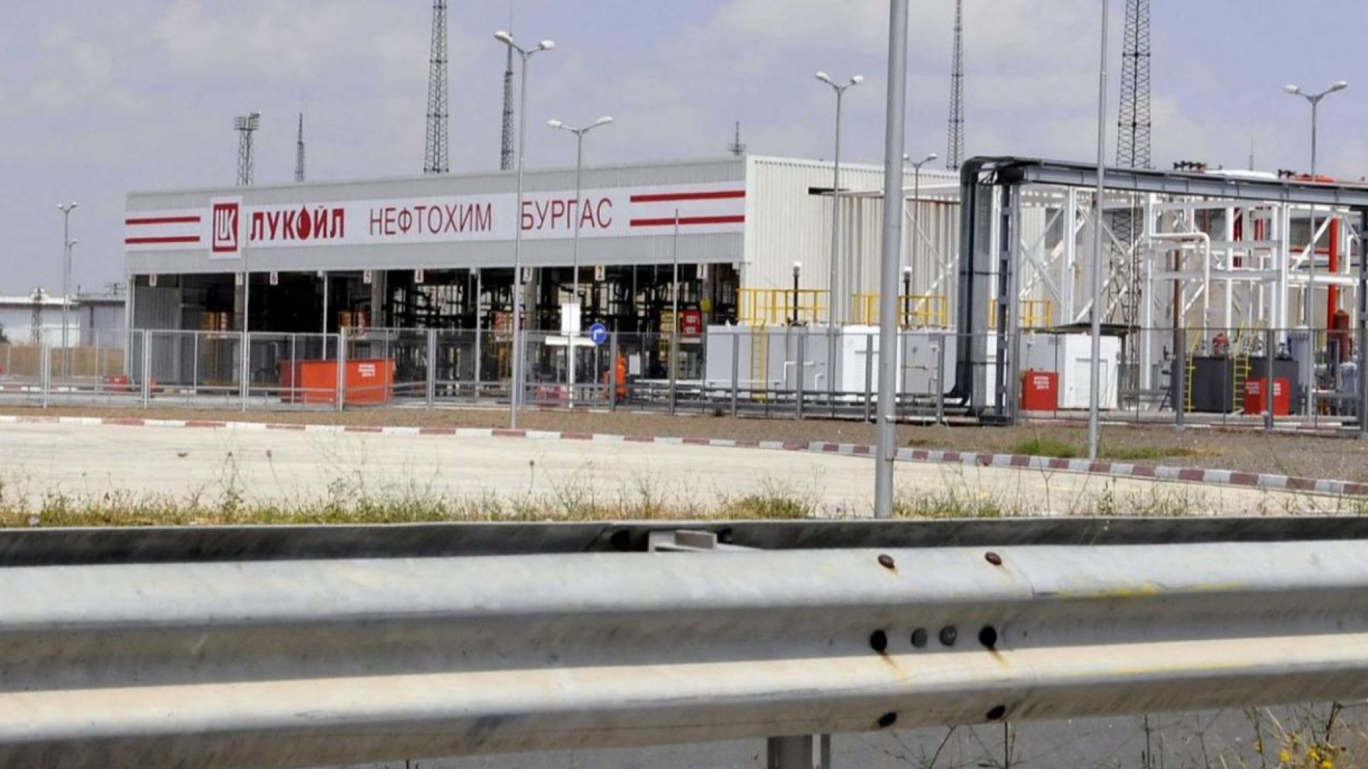Извършена е проверка на Лукойл Нефтохим след сигнали за миризми