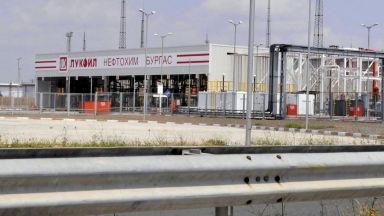 Нефтени утайки в рафинерията причиниха неприятни миризми в Бургас