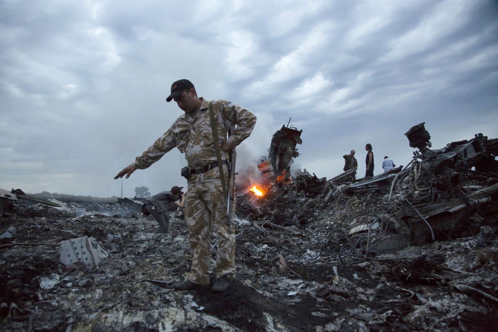 Снимка от 17 юли 2014 г.: Хора край останките на сваления над Украйна малайзийски самолет