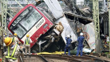 Десетки ранени след сблъсък между влак и камион в Япония (снимки и видео)