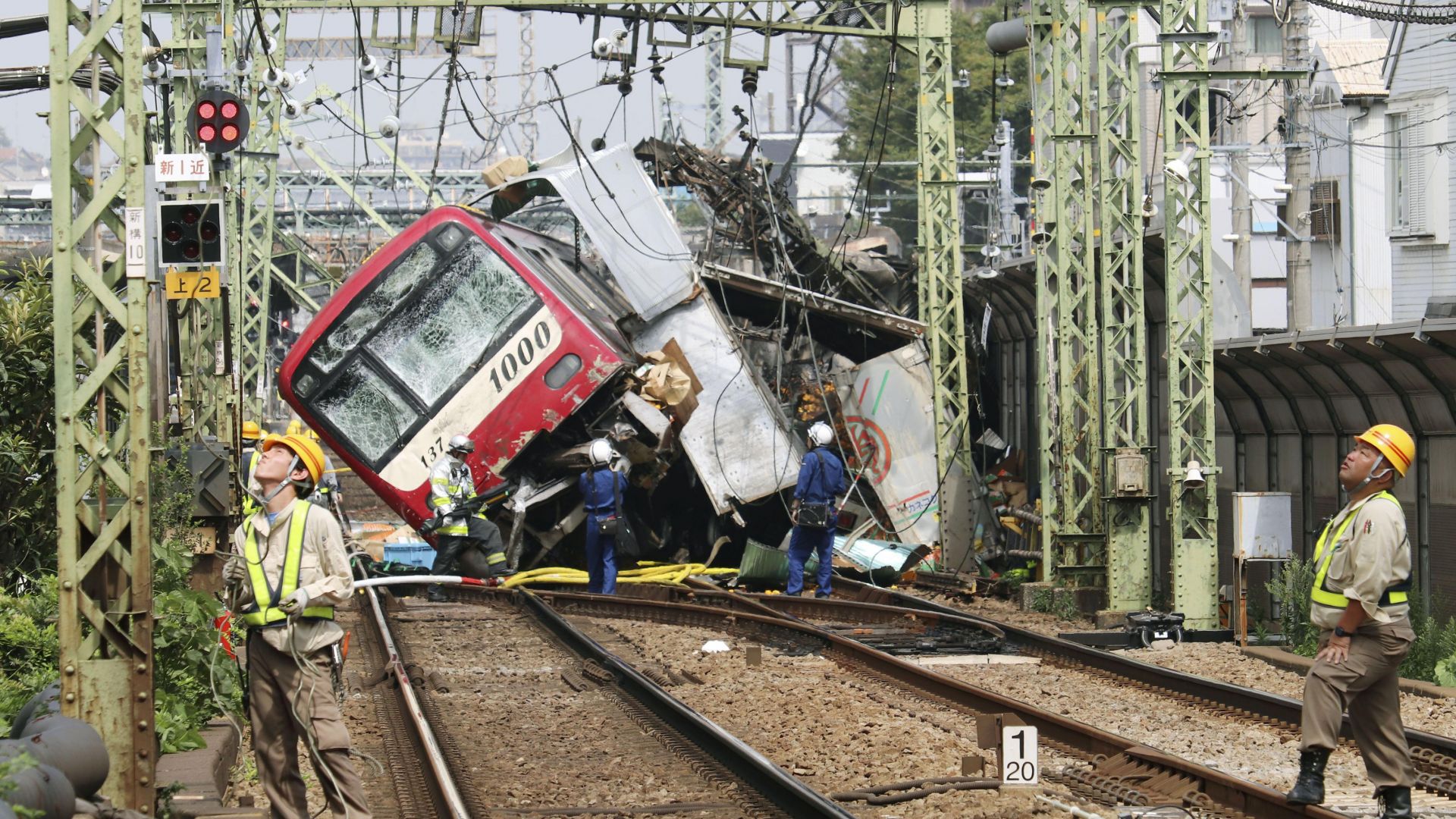 Най малко 30 души бяха ранени днес след като пътнически влак