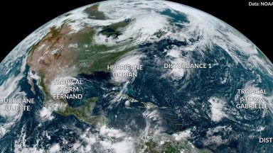 Седем урагана вилнеят едновременно в тропиците днес