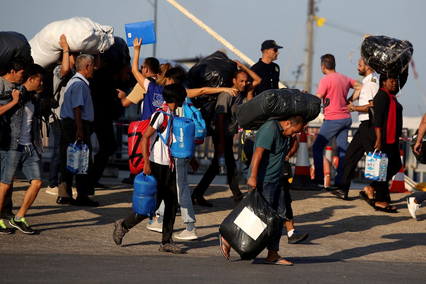 Мигранти и бежанци пристигнаха на пристанището в Солун на път за лагера в Неа Кавала, 3 септември
