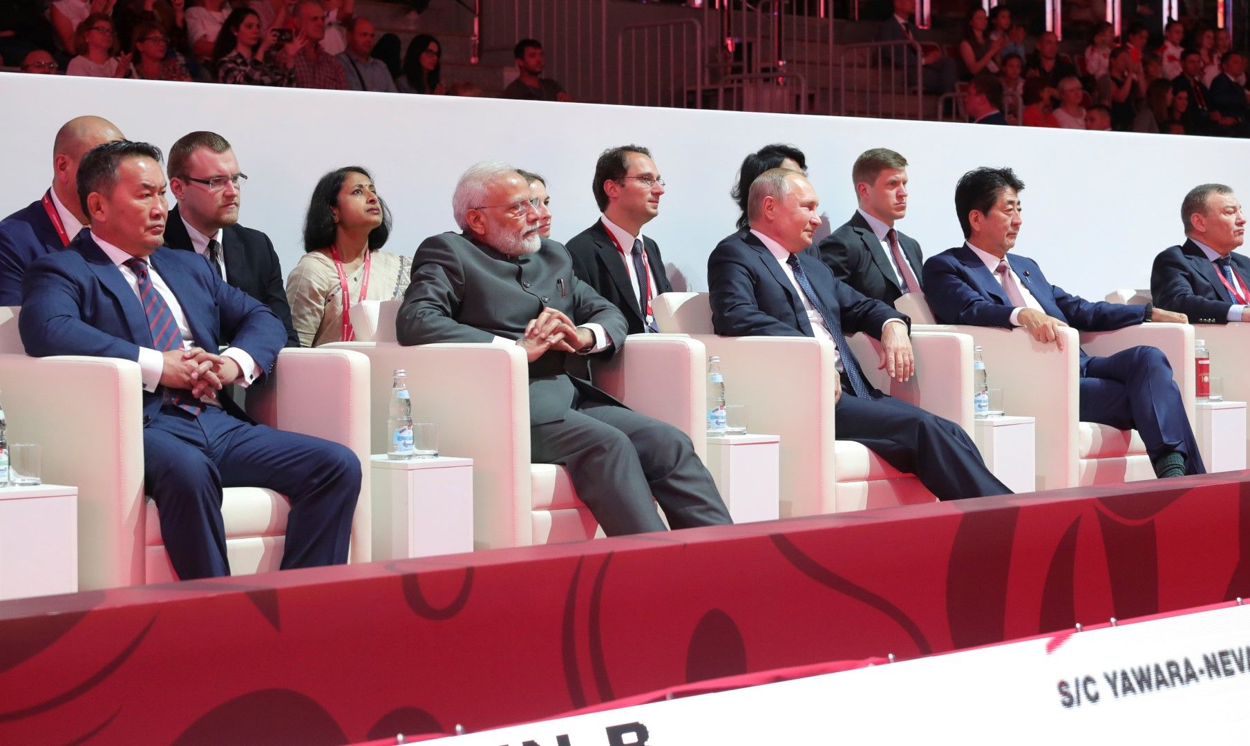 Президентът на Монголия Халтмагийн Батулга, премиерът на Индия нарендра Моди, руският президент Владимир Путин и премиерът на Япония Шиндзо Абе по време на икономическия форум във Владивосток