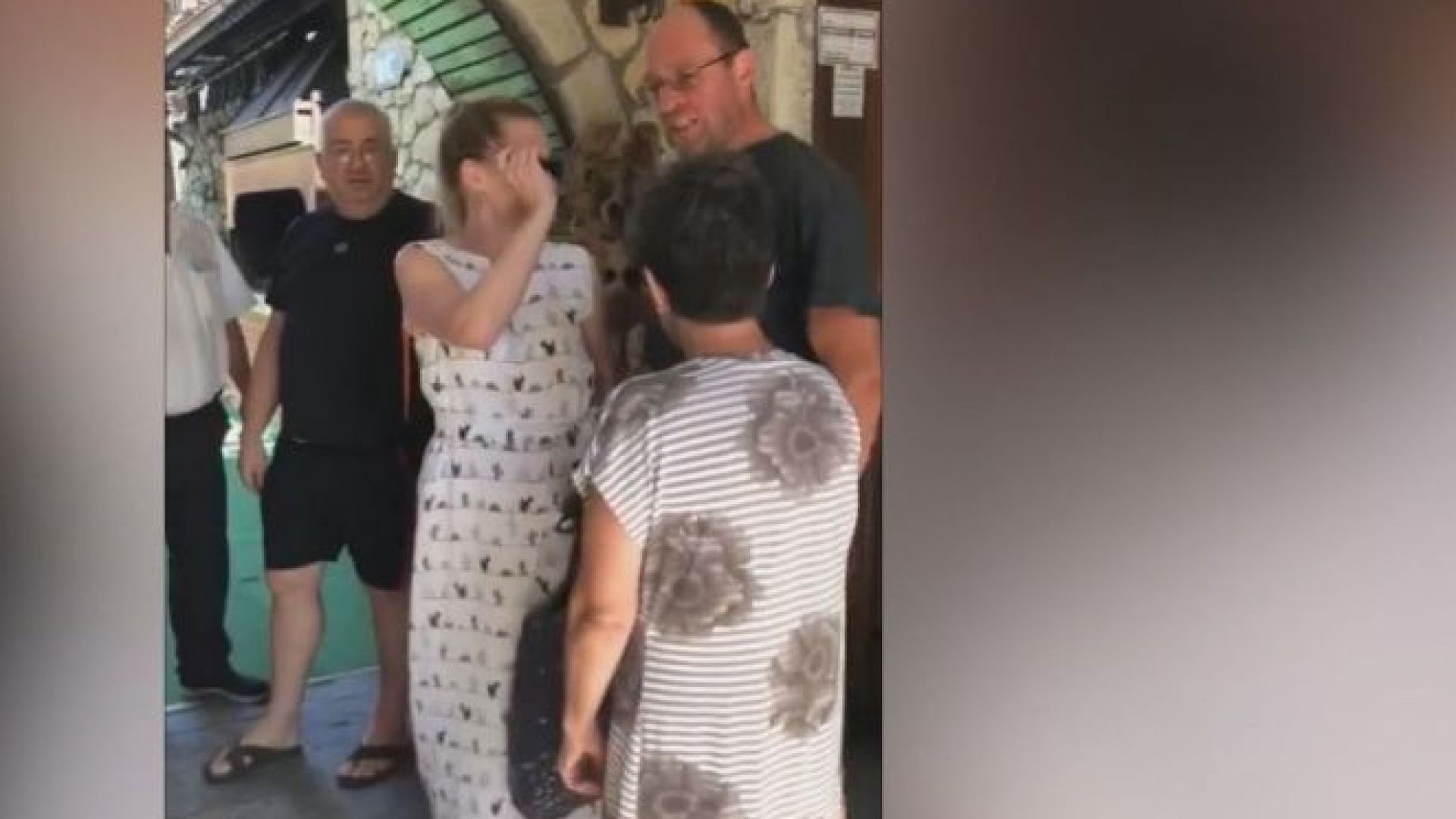 Ресторантьор в Несебър блъска и псува руска туристка заради 1 лв. (видео)