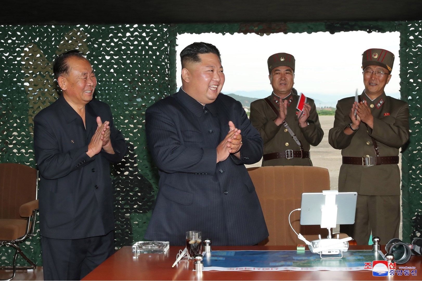 Ким Чен-ун и негови военни ръкопляскат след поредния ракетен тест, 24 август 2019