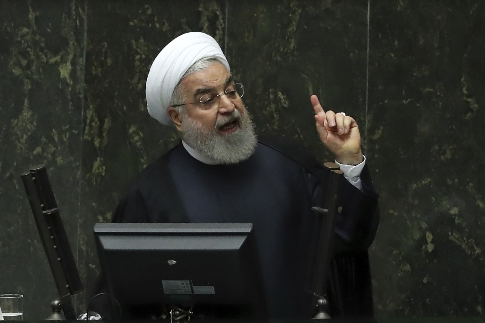 Президентът на Иран Хасан Рохани говори пред депутатите в иранския парламент 