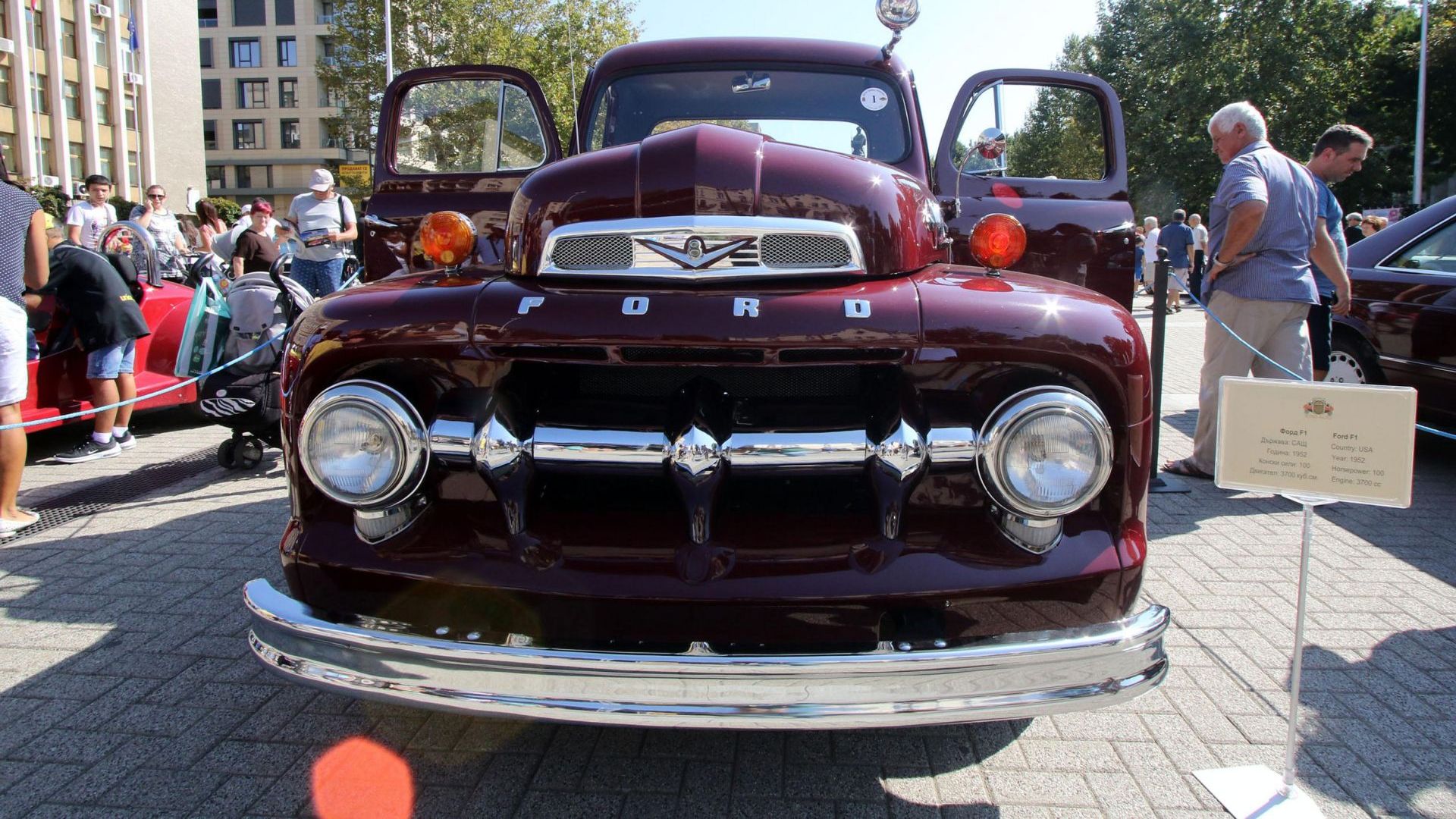 Над 50 ретро автомобили паркираха на площад Свобода в Хасково