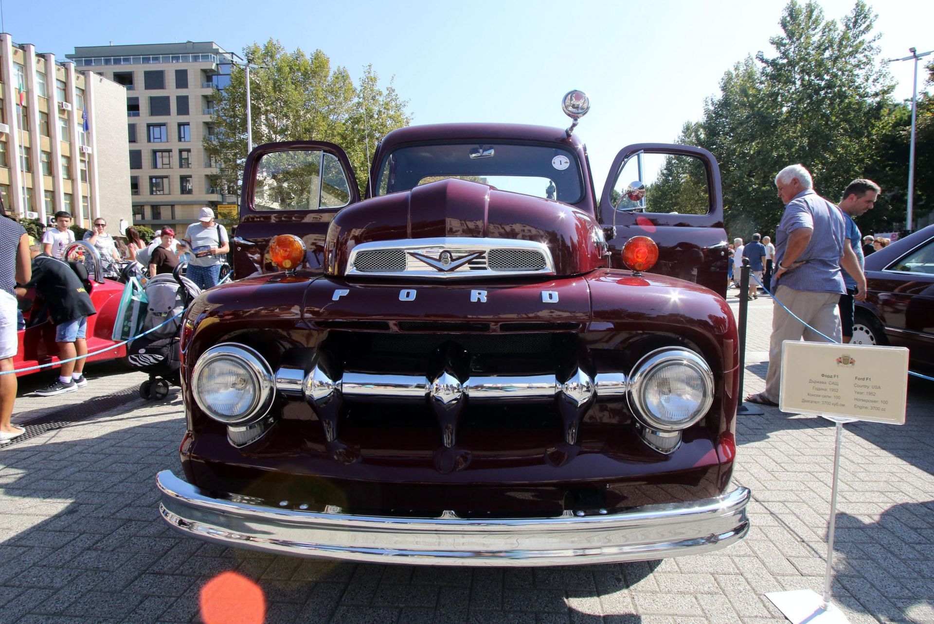 Една от най-атрактивните коли е американски "Форд" от 1952 година