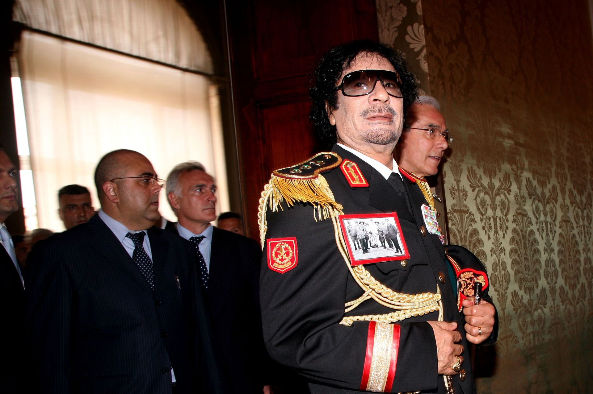 Либийският диктатор беше известен с екстравагантното си облекло и скъпите си слънчеви очила