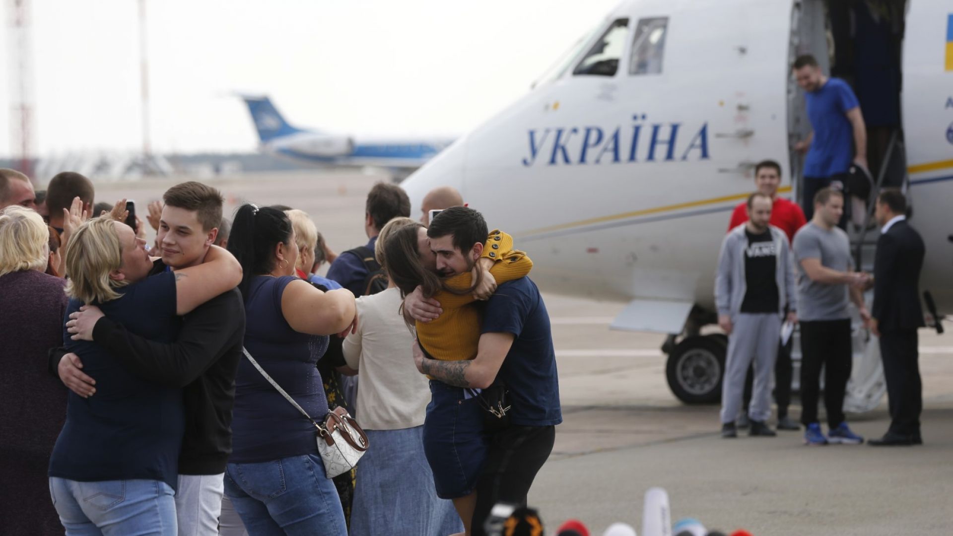 Самолетите с разменените украински и руски граждани пристигнаха в Киев и Москва 