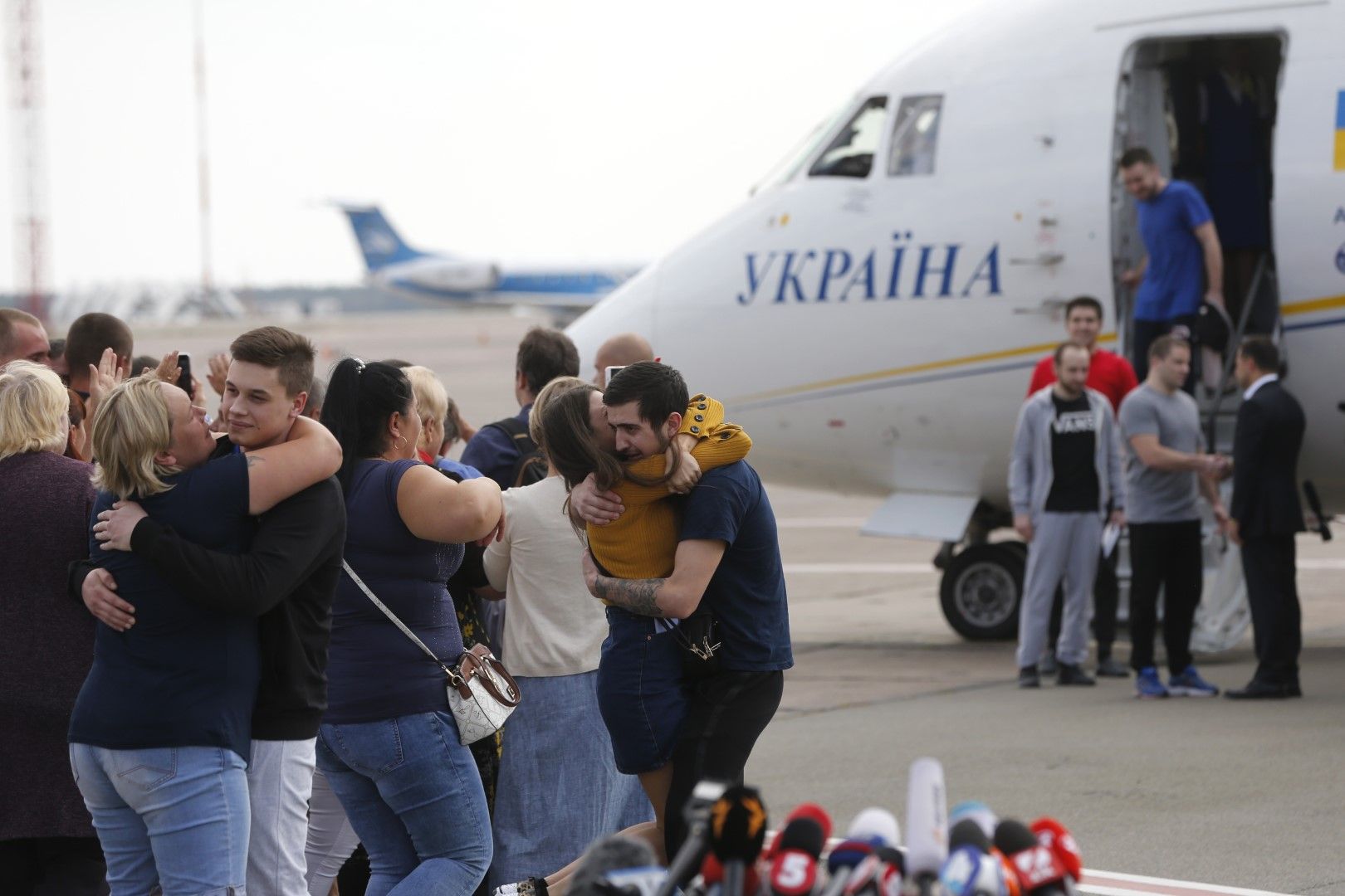 Роднини и приятели посрещат в Киев украинците, арестувани и после върнати от Русия 