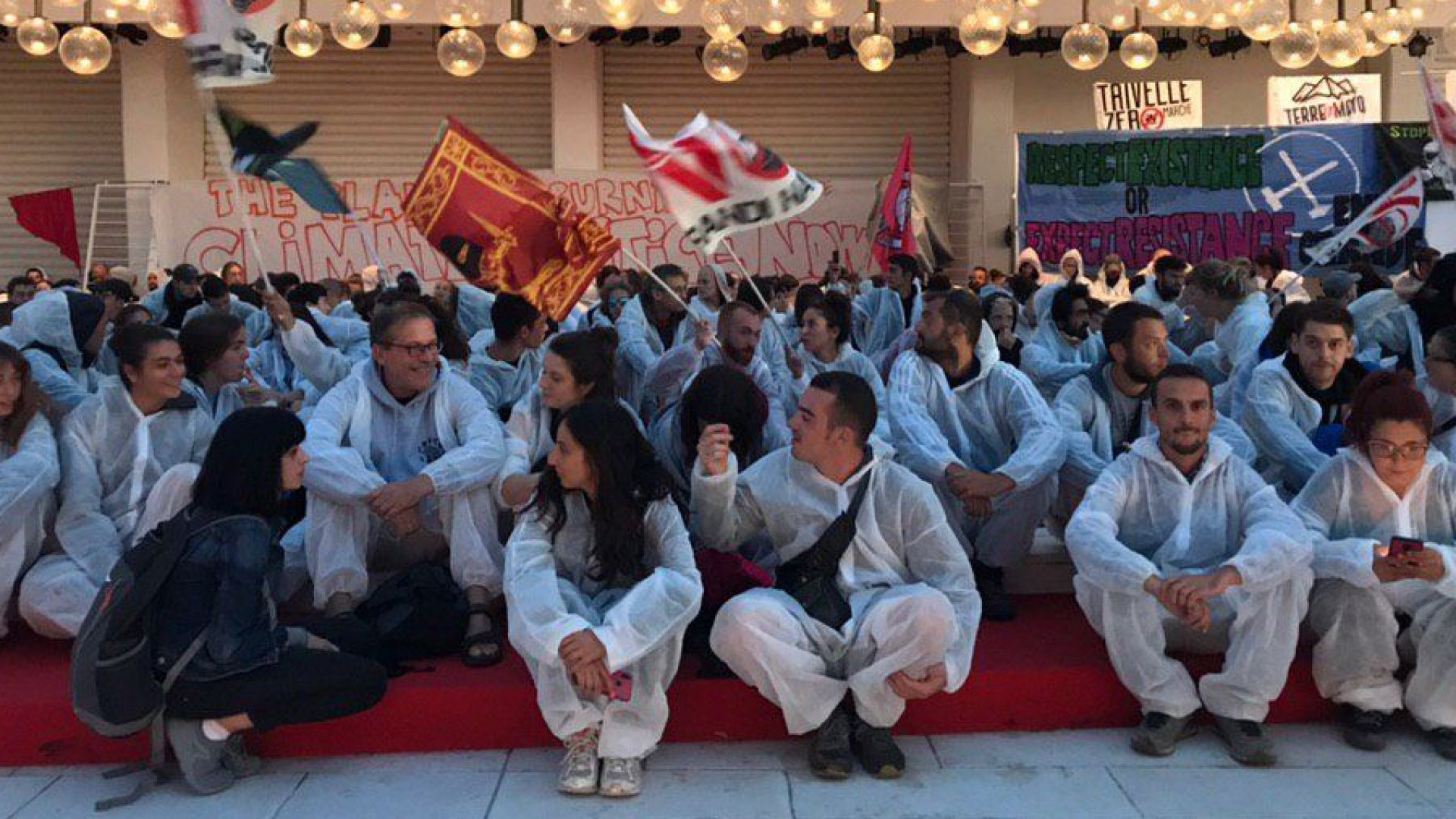 Активисти борещи се срещу климатичните промени протестираха днес за няколко