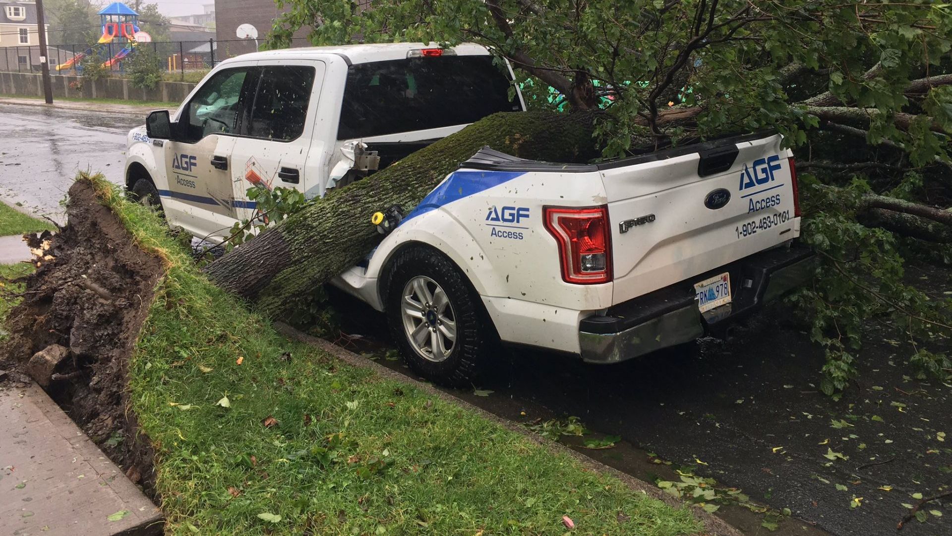 Ураганът Дориан връхлетя атлантическото крайбрежие на Канада около половин милион