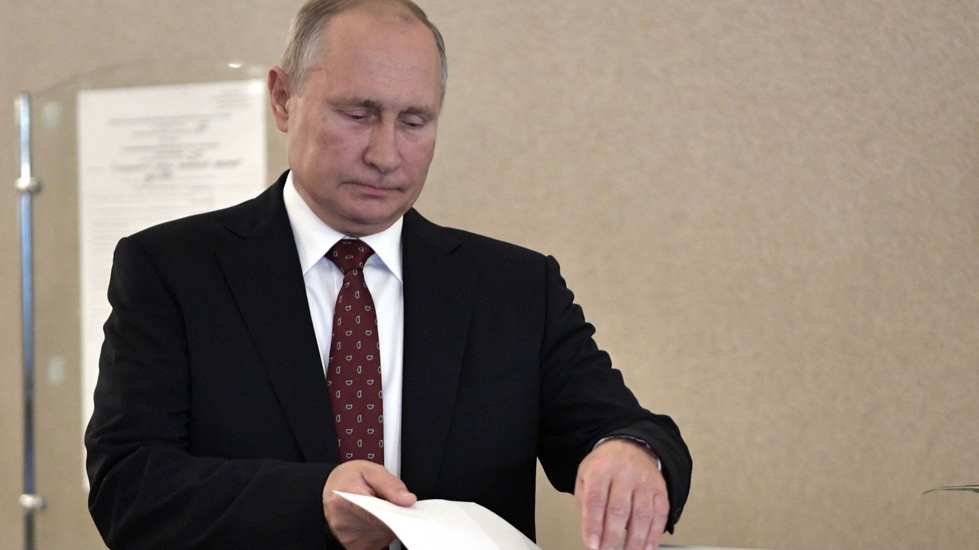 Путин гласува за непознат кандидат, надявал се да е почтен (снимки)