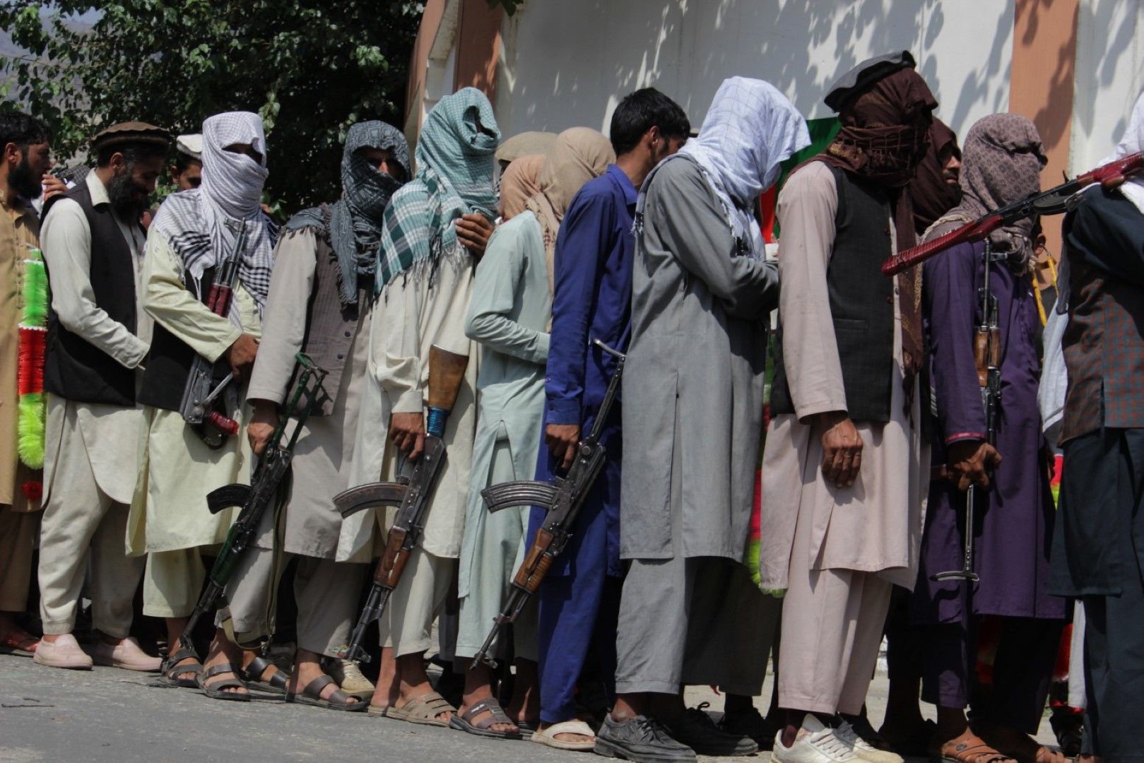 Талибани и бойци на "Ислямска държава" се предават на властите в афганистанската провинция Кунар, 4 септември 2019 г.
